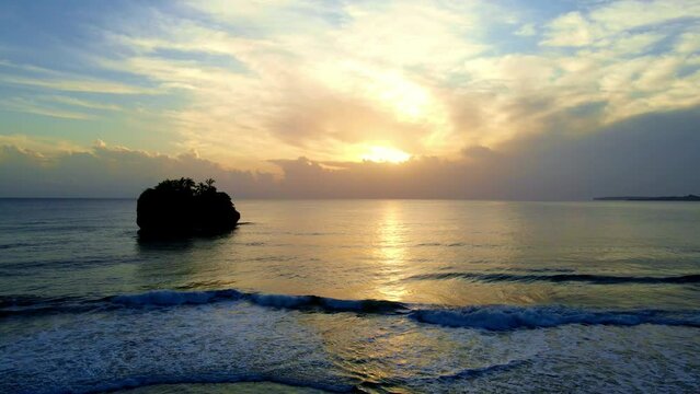 Sonnenaufgang am Strand mit kleiner Insel - Playa Cocles in Costa Rica mit Drohne