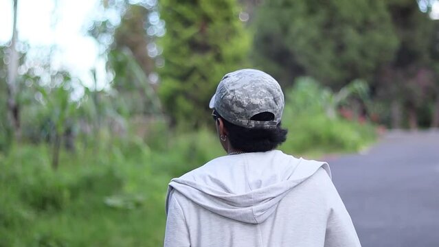 joven paseando en el bosque en un d&iacute;a nublado