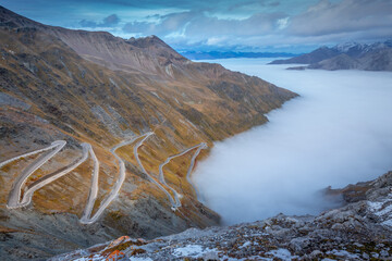 Stelvio Pass, beeindruckende dramatische Straße in den italienischen Alpen, Italien © Aide
