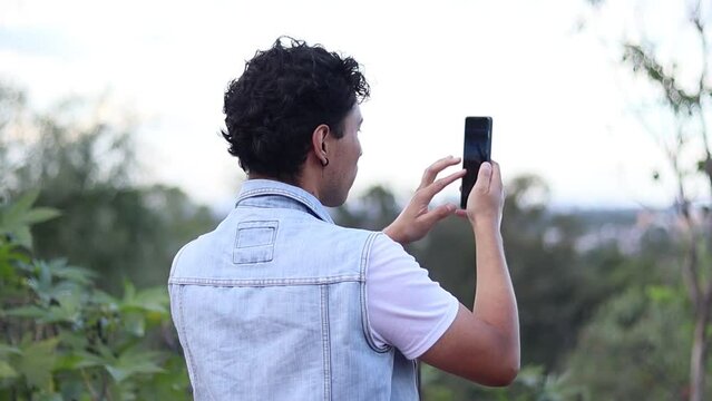 joven paseando en el bosque en un d&iacute;a nublado