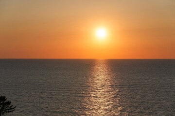 Fototapeta premium 能登半島で見た日本海に沈む夕日の情景＠石川