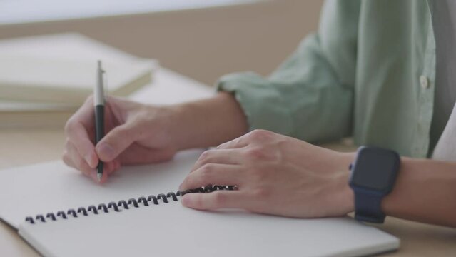 教室で勉強をする若い日本人の学生