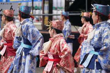 Ikebukuro, Tokyo / Japan - October 8 2022: Crowd of Yosakoi dancers wearing blue and red costumes performing in the streets during Tokyo Yosakoi festival. - obrazy, fototapety, plakaty