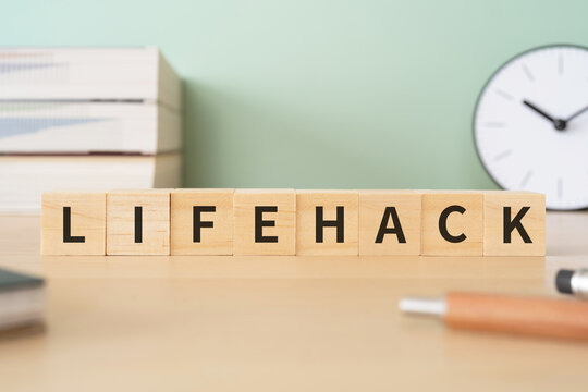 LIFEHACKと書かれたブロックが置かれたデスク
