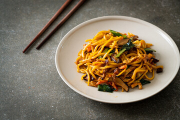 stir-fried yakisoba noodles with vegetable in vegan style