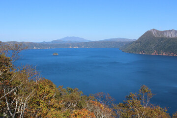 Fototapeta premium 青い静かな湖 摩周湖 