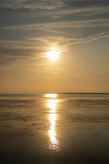 湖に沈む綺麗な夕陽
