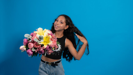 Niña, fondo azul, haciendo poses, quinceañera con ramo de rosas