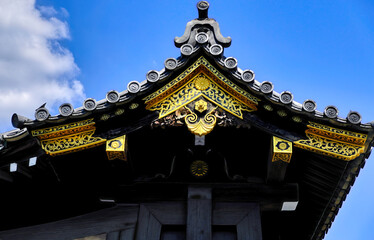 京都、二条城の屋根の装飾