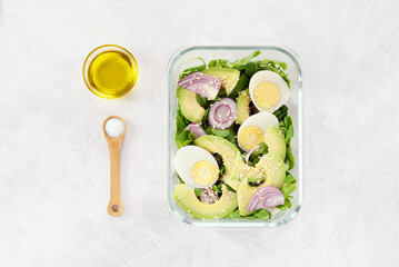 Batch cooking. Boîte repas. Cuisiner par lots. Boîte à déjeuner à emporter. Salade avocat, oignon, oeufs. Repas équilibré. Nourriture saine.  Zero déchet. Repas tendance. Concept. Batchcooking
