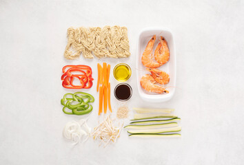 Préparation recette facile concept. Cuisine tendance. Pâtes au crevettes style asiatique avec des...