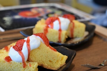 いちごと生クリームトッピングのパウンドケーキ