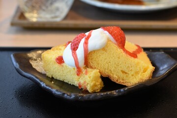 いちごと生クリームトッピングのパウンドケーキ