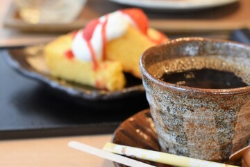 いちごと生クリームトッピングのパウンドケーキ
