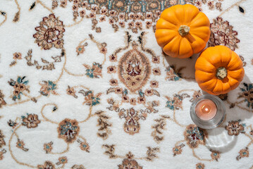 トルコ絨毯の上にハロウィーンカボチャ