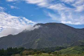 Naklejka premium 阿蘇, 風景, 空, 自然, 山, 雲, 緑, 旅行, 全景, ヒル, 森, 頂点, 草