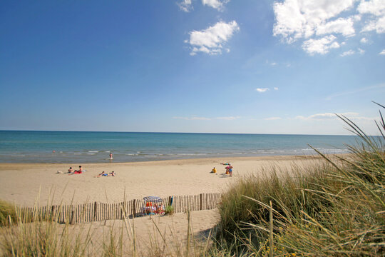 Plage de la Grande Motte, lido entre Carnon et La Grande Motte dans l4h&eacute;rault, Occitanie , vacances, sable, mer, oyats, tourisme, nature , horizon, calme, grands espaces, nature, zen, belle photo 