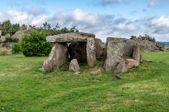 Dolmen de Cournols avec ses magnifiques amas de rochers sur le chemin de randonn&eacute;e du puy de d&ocirc;me