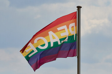 Regenbogenfahne im Wind