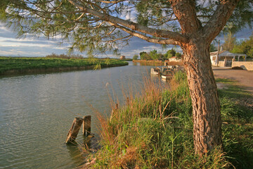 Cabanes de Lunel, barques sur le Canal près de l'étang de l'Or, zone humide Languedoc , nature...