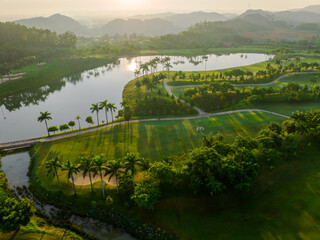 Obraz premium Golden moments on the golf course
