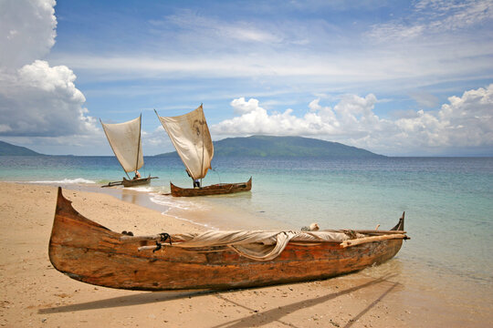 Photo Madagascar pirogue Canal du Mozambique, &icirc;les, Nord-est de Madagascar, "petite perle du canal du Mozambique", l'archipel de Nosy Be
