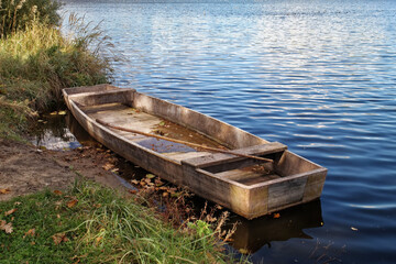 Łódka nad jeziorem na Roztoczu, Podkarpackie.