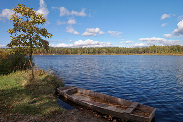 Łódka nad jeziorem w Rudzie Różanieckiej.
