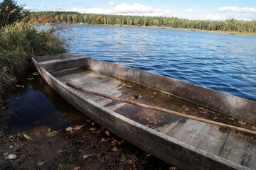 Stara łódka nad jeziorem.