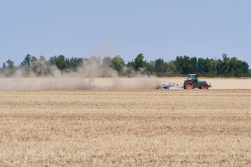 Traktor auf trockenem Feld