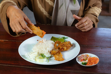 Lalapan chicken with rice and added with spicy chili