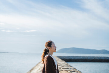 夕暮れの海にいる女性