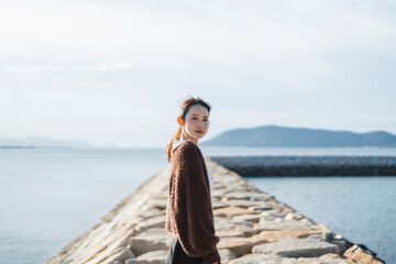 夕暮れの海にいる女性