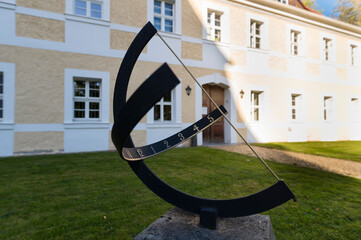 Eine Sonnenuhr im Schatten