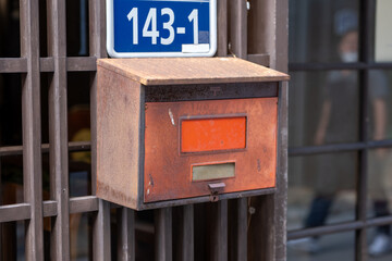 오래된 우편함, an old mailbox