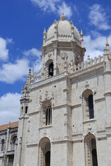 Fototapeta na wymiar Glockenturm des Mosteiro dos Jerónimos 