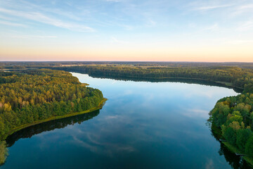 Widok z drona na jezioro Wierzchowo w Polsce. Zielony las otaczający jezioro i czysta niebieska woda Krajobraz wiejski w Polsce. Wczesna jesień.