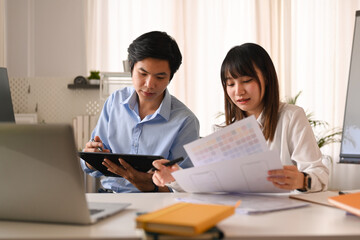 Obraz premium Team of web designers collaborating and developing template layout for mobile application in creative workplace