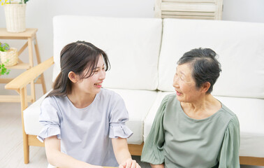 リビングで会話する孫と祖母