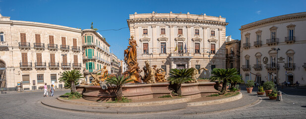 Fototapeta na wymiar Piazza Archimede in Syracuse with the beautiful Diana Fountain