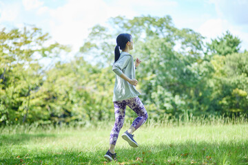 公園で運動をする若い日本人女性