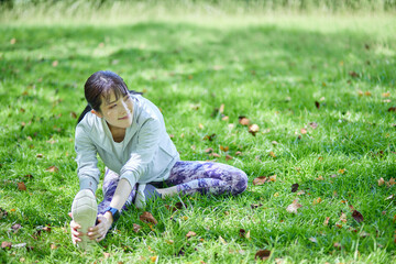 公園で運動をする若い日本人女性