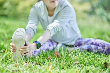 公園で運動をする若い日本人女性