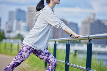 屋外で運動する若い日本人女性