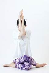 Fototapeta premium ヨガのポーズをとる若い日本人女性