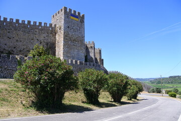 Fototapeta na wymiar Türme, Zinnen und Mauer der Burg von Montemor-o-Velho