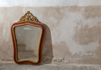 Espejo con reflejo de escalera, espejo antiguo en pared rústica, casa encantada, miedo...