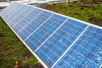 Solarpanele auf einem Dach eines Industriebetriebs in Haan