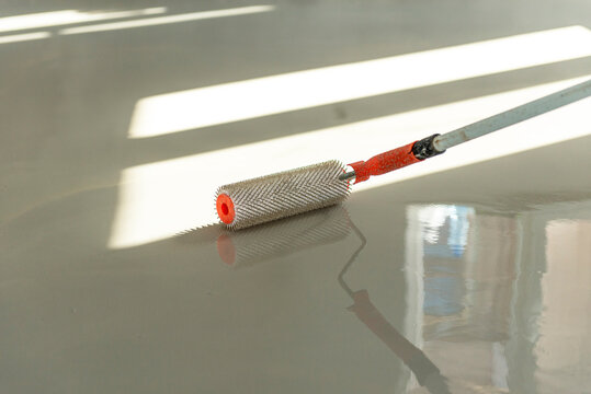 Self-leveling epoxy. Leveling with a mixture of cement floors.