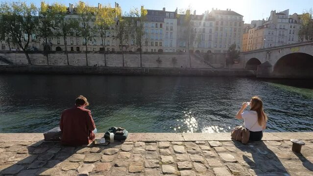 Balade sur les quais de seine &agrave; Paris par temps ensoleill&eacute;, 119,88fps ralenti X4 - 29,97fps